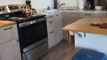 Jääkaappi, mikroaaltouuni, uuni, liesi