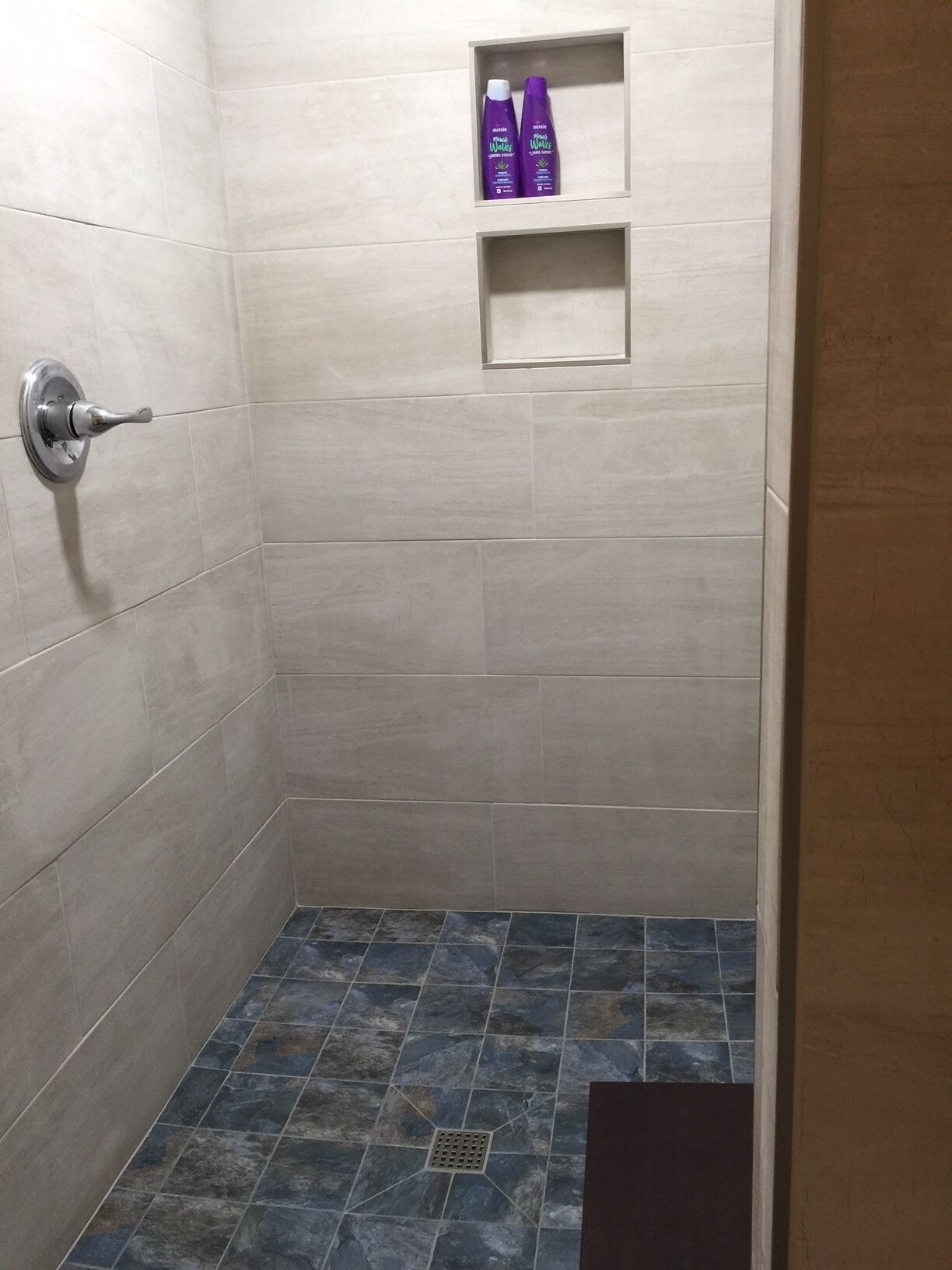 Ducha, secador de pelo, toallas y jabón