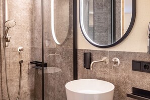 Shower, hair dryer, towels - Studio Apartment 'Avia Living Elisabeth' with Mountain View and Wi-Fi (Brunico)