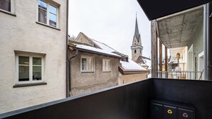 A balcony with a view of a church steeple and adjacent buildings. - Studio Apartment 'Avia Living Elisabeth' with Mountain View and Wi-Fi (Brunico)