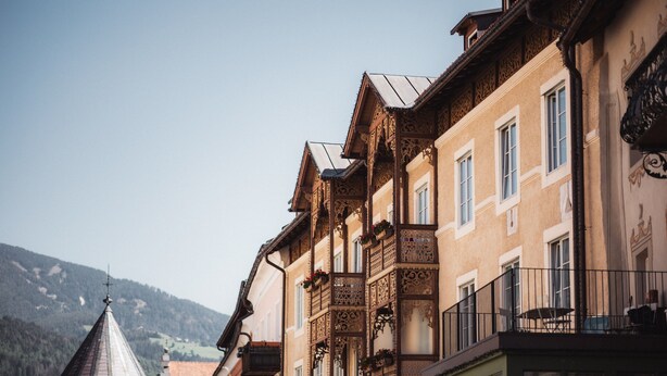 Un bâtiment européen de style traditionnel, doté de balcons richement décorés et d’un toit à forte pente.