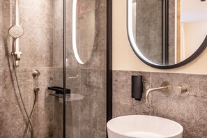 Ducha, artículos de higiene personal gratuitos y secador de pelo