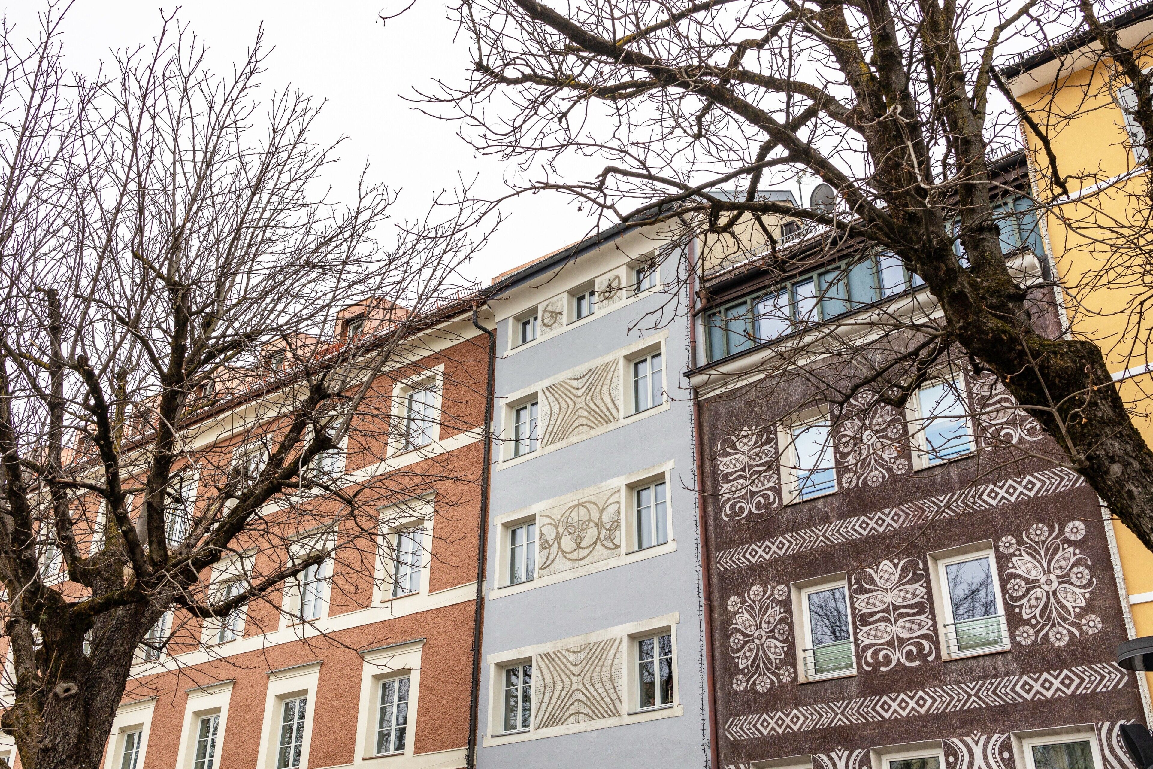 Eine Reihe mehrstöckiger Gebäude mit unterschiedlichen architektonischen Mustern und Fenstern.