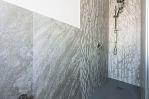 Regadera, amenidades de baño gratuitas, secadora de cabello, batas 