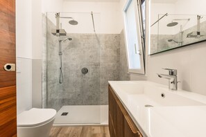 Dusj, toalettartikler (inkludert), hårføner og badekåper