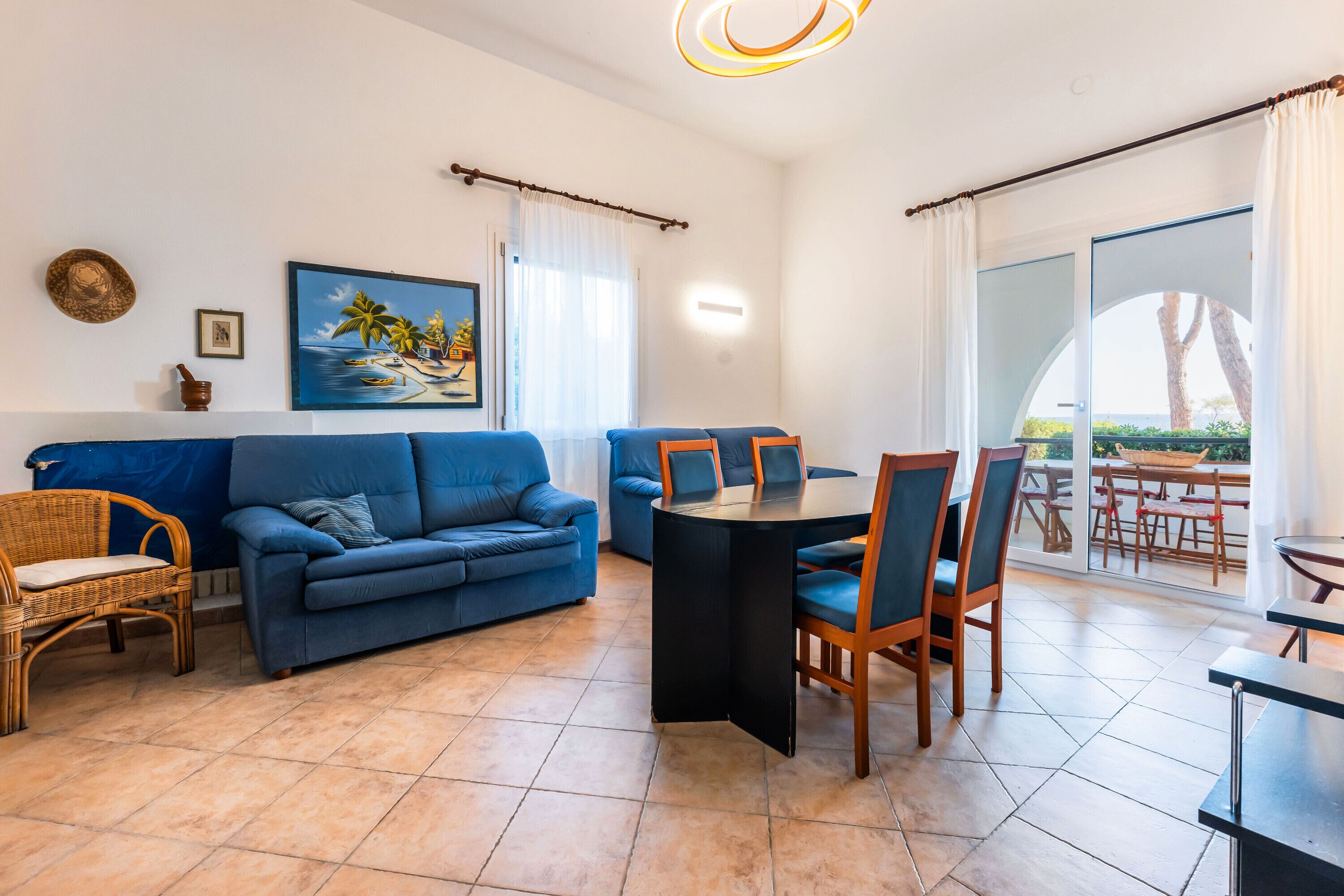 Een televisie en een open haard