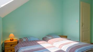 4 bedrooms, iron/ironing board, free WiFi, bed sheets