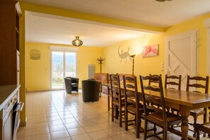 Dining - Cottage 'Gîte Sanglier' with Shared Terrace, Wi-Fi and Air Conditioning (Rupt-sur-Moselle)