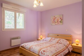 4 slaapkamers, een strijkplank/strijkijzer, gratis wifi, beddengoed