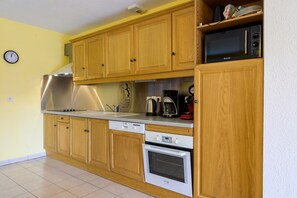 Fridge, microwave, oven, stovetop - Cottage 'Gîte Sanglier' with Shared Terrace, Wi-Fi and Air Conditioning (Rupt-sur-Moselle)