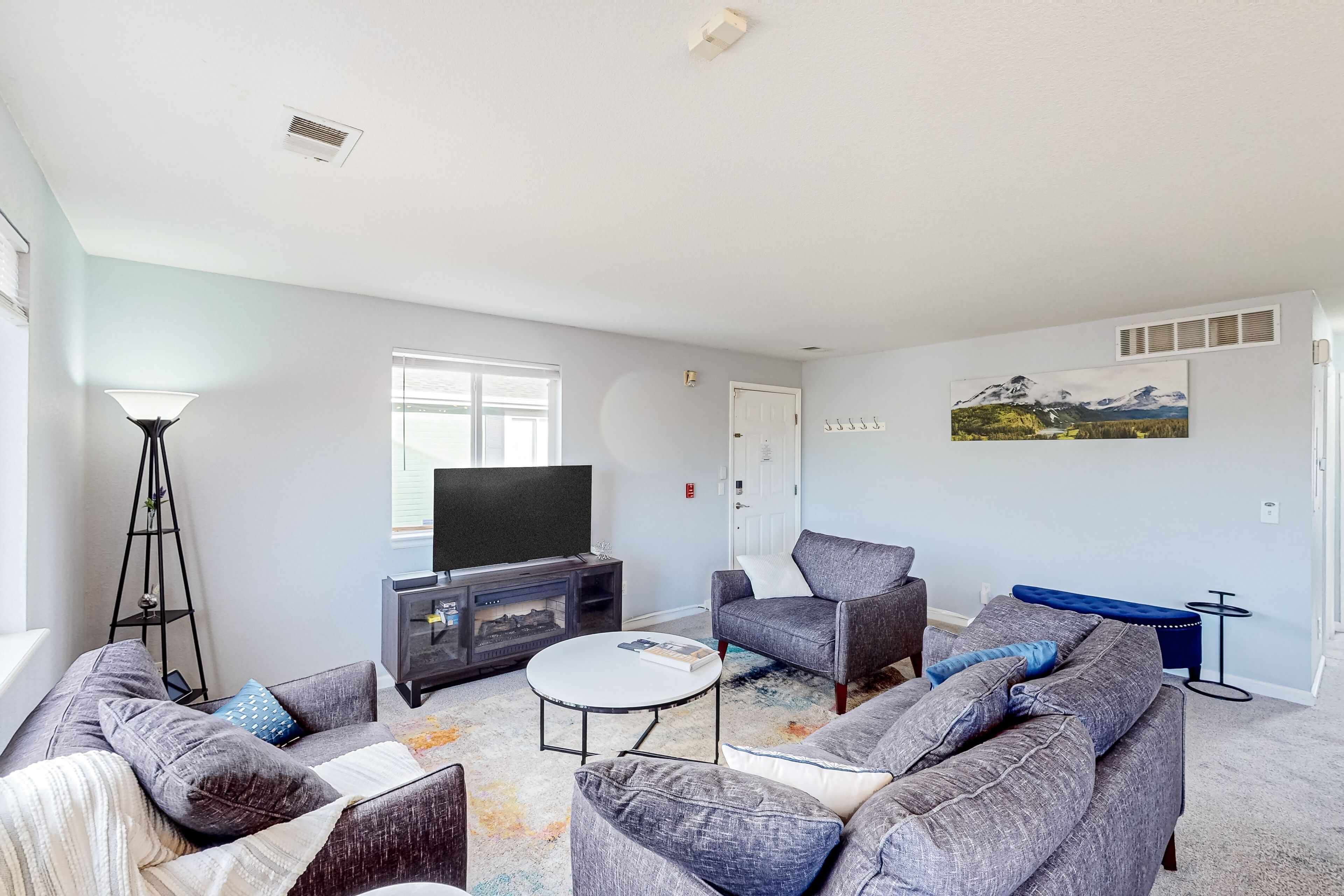 Light-filled suburban condo with balcony, near downtown & light rail