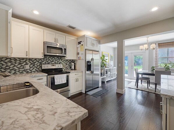 Réfrigérateur, micro-ondes, four, plaque de cuisson