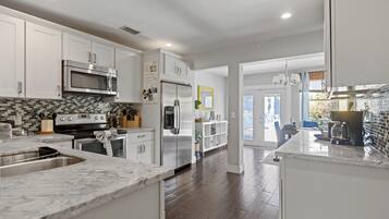 Kjøleskap, mikrobølgeovn, ovn og kokeplater