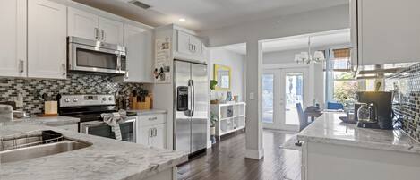 Een koelkast, een microgolfoven, een oven, een kookplaat