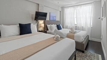 3 soverom, skrivebord, strykejern/-brett og reiseseng for barn