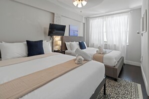 3 makuuhuonetta, työpöytä, silitysrauta/-lauta, vauvan matkasänky