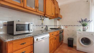 Geladeira, micro-ondas, fogão, cooktop