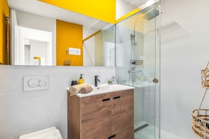 Dusche, Haartrockner, Handtücher