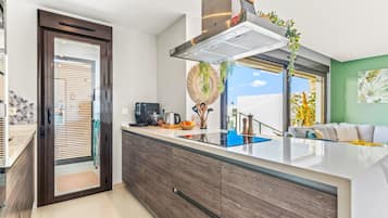 Refrigerador, microondas, horno, placa de cocina