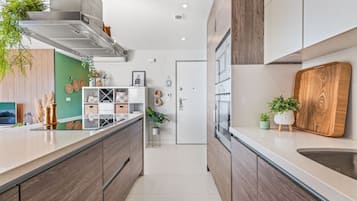 Kühlschrank, Mikrowelle, Ofen, Herdplatte