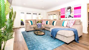 Älytelevisio, takka, videopelejä, pöytäjalkapallopöytä