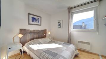 2 makuuhuonetta, silitysrauta/-lauta, ilmainen Wi-Fi, vuodevaatteet