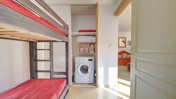 2 bedrooms, iron/ironing board, free WiFi, bed sheets