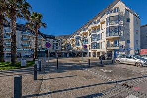 Exterior - Apartment 'Appartement 4 Pers 50m De La Plage' with Private Terrace and Wi-Fi (Plougonvelin)