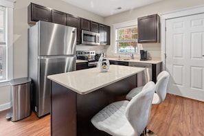 Fridge, microwave, oven, stovetop - Corporate Housing MGM (Detroit)