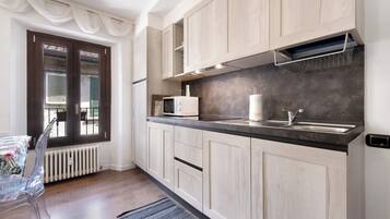 Kühlschrank, Mikrowelle, Herdplatte, Geschirrspüler