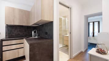 Kühlschrank, Mikrowelle, Herdplatte, Geschirrspüler