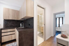 Een koelkast, een microgolfoven, een kookplaat, een vaatwasser