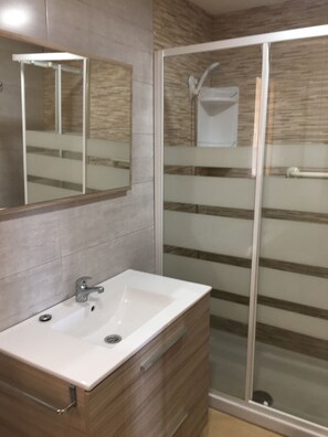 Dusj, hårføner og håndklær