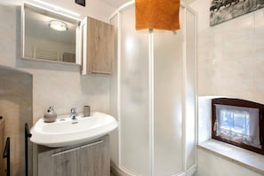 Een douche, een haardroger, handdoeken