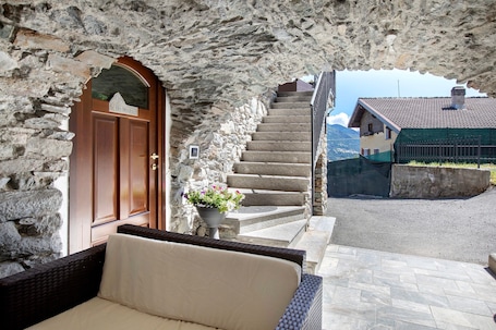 Terrazza/patio. Appartamento 'Maison Bebe Terre Blanche' con vista sulle montagne, terrazza privata e Wi-Fi