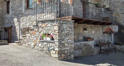 Apartment 'Maison Bebe Comboé' with Mountain View, Balcony and Wi-Fi