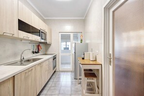 Kylskåp, mikrovågsugn, ugn och spishäll