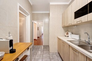 Jääkaappi, mikroaaltouuni, uuni, liesi