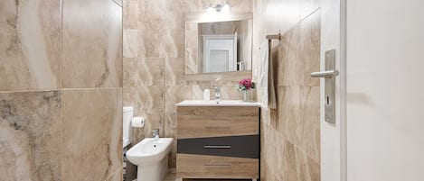 Douche, séchoir à cheveux, serviettes fournies