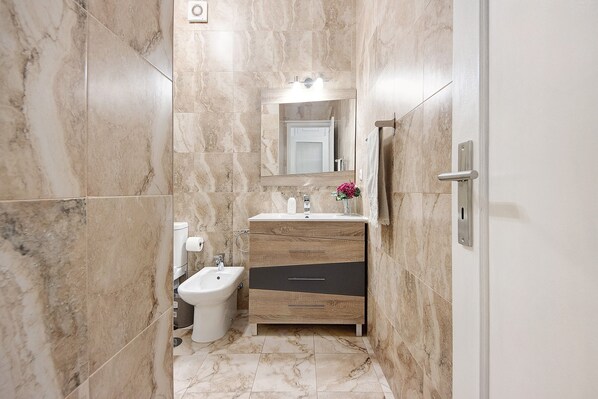 Shower, hair dryer, towels