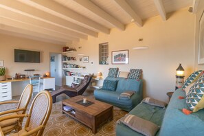 TV, fireplace - Villa "Mon Nid d'Aigle" with Private Terrace & Wi-Fi (Olmeto)