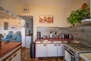 Fridge, microwave, stovetop, coffee/tea maker - Villa "Mon Nid d'Aigle" with Private Terrace & Wi-Fi (Olmeto)