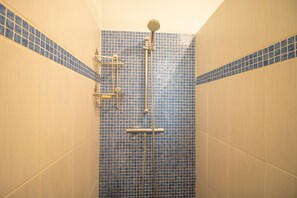 Douche, sèche-cheveux, serviettes fournies