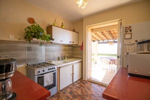 Kylskåp, mikrovågsugn, spishäll och kaffe- och tebryggare