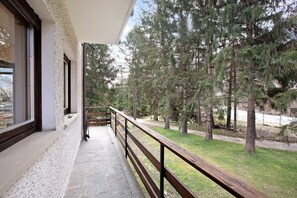 Property grounds - Vacation Home "Maison La Truite" with Mountain View, Private Terrace & 4 Balconies (Morgex)