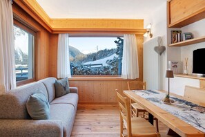 TV - Holiday Apartment "Tra-Monti E Mare" with Mountain View, Private Terrace & Sauna (Valdidentro)