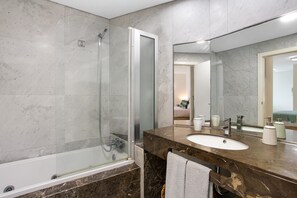 Dusche, Haartrockner, Handtücher