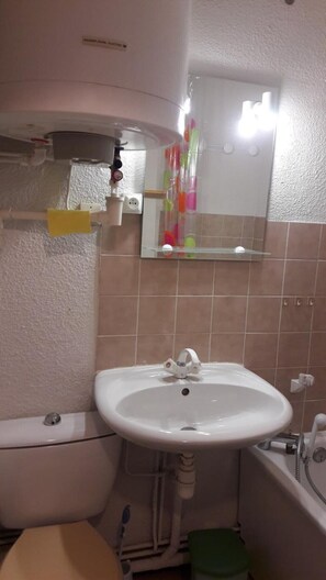 Shower, hair dryer - Apartment 'Les Silenes' with Mountain View and Balcony (Bellevaux)