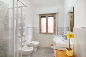 Shower, hair dryer, towels - Apartment 'Casa Rosy' with Private Garden (Diano Marina)