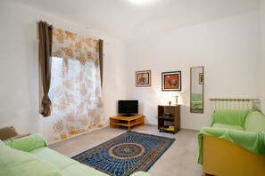 TV - Apartment 'Casa Rosy' with Private Garden (Diano Marina)